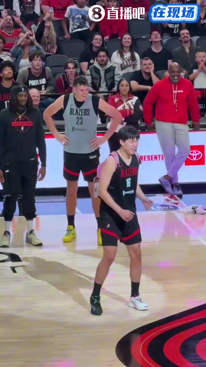 菜鳥待遇楊瀚森背著粉色小書包跟著啦啦隊熱舞隊友都捂著嘴笑