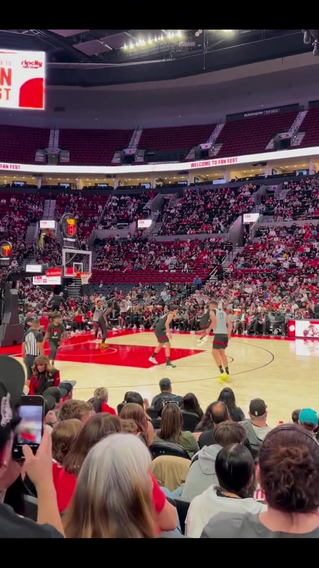 一柱擎天楊瀚森籃下對克林根送上大帽隨后過來又策應助攻隊友得分