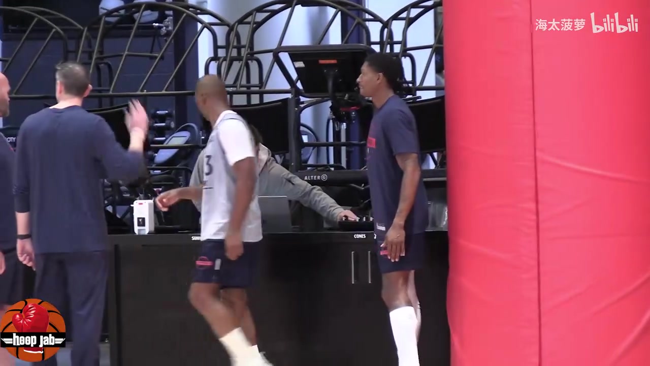 比爾看起來狀態(tài)不錯(cuò)啊快船訓(xùn)練營花絮保羅比爾友好互動(dòng)