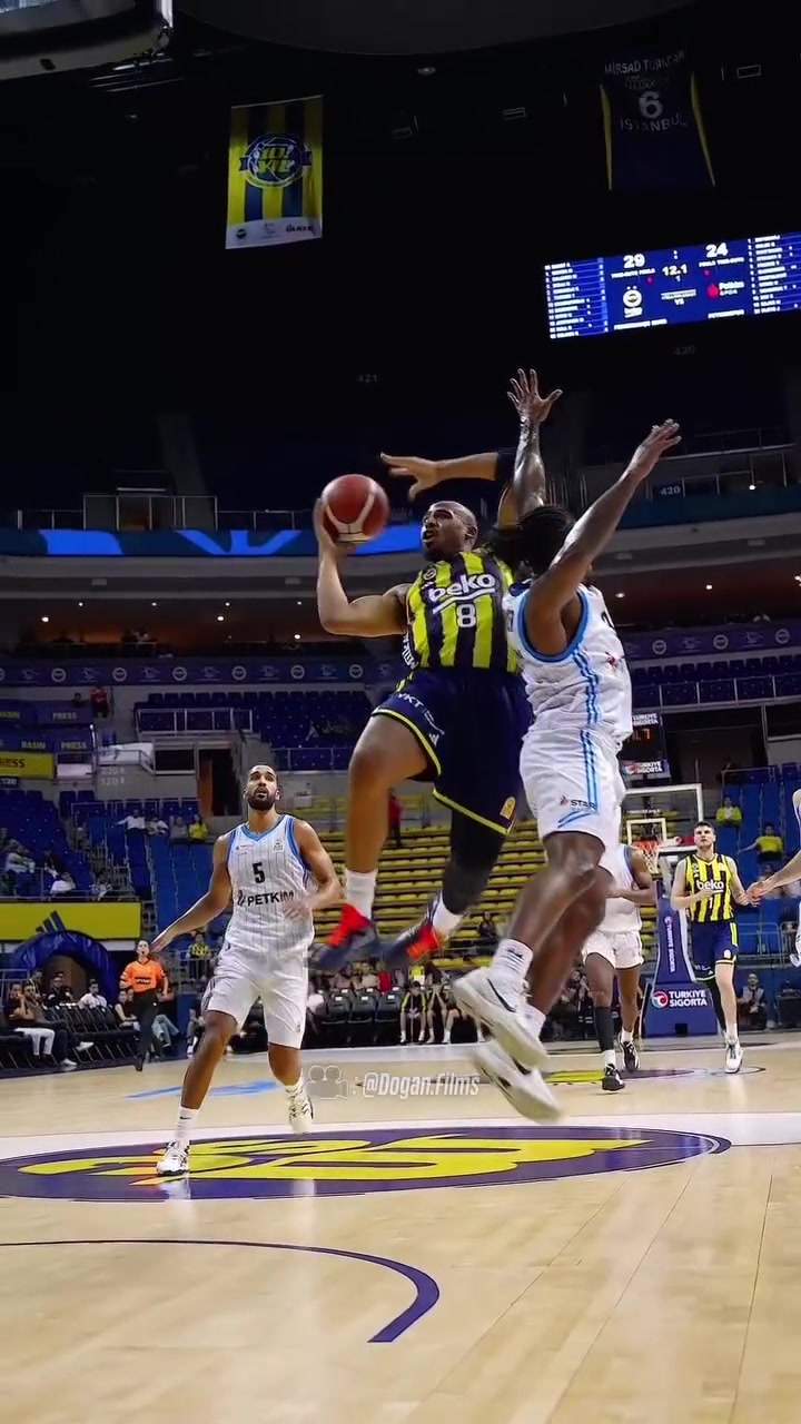 我湖反籃小王子24歲霍頓-塔克在歐洲盡情展示超絕反籃天賦