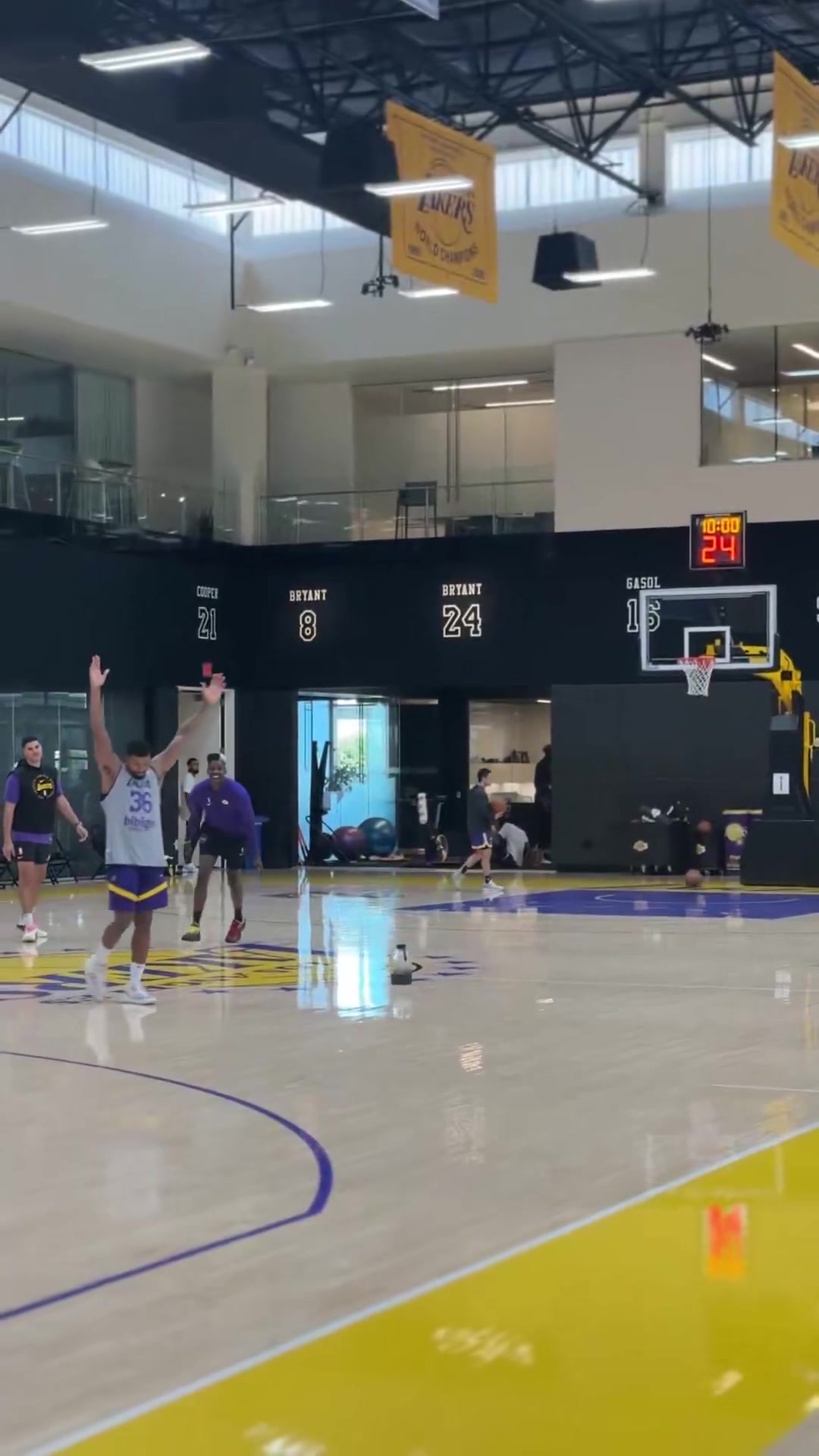 看來(lái)鋼哥恢復(fù)得不錯(cuò)啊斯瑪特躺地上扔進(jìn)中圈三分