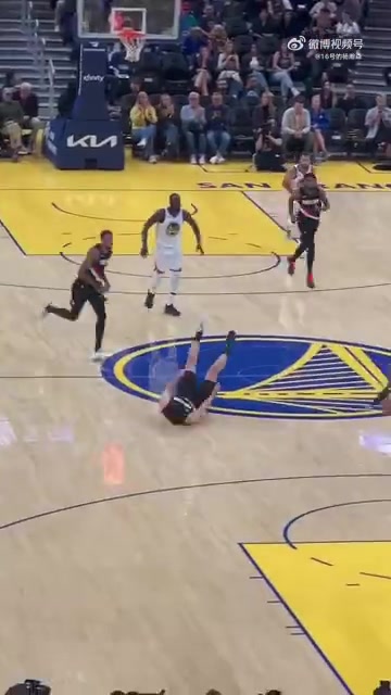 太緊張了楊瀚森想撲防追夢的傳球結(jié)果不小心把自己給絆倒了