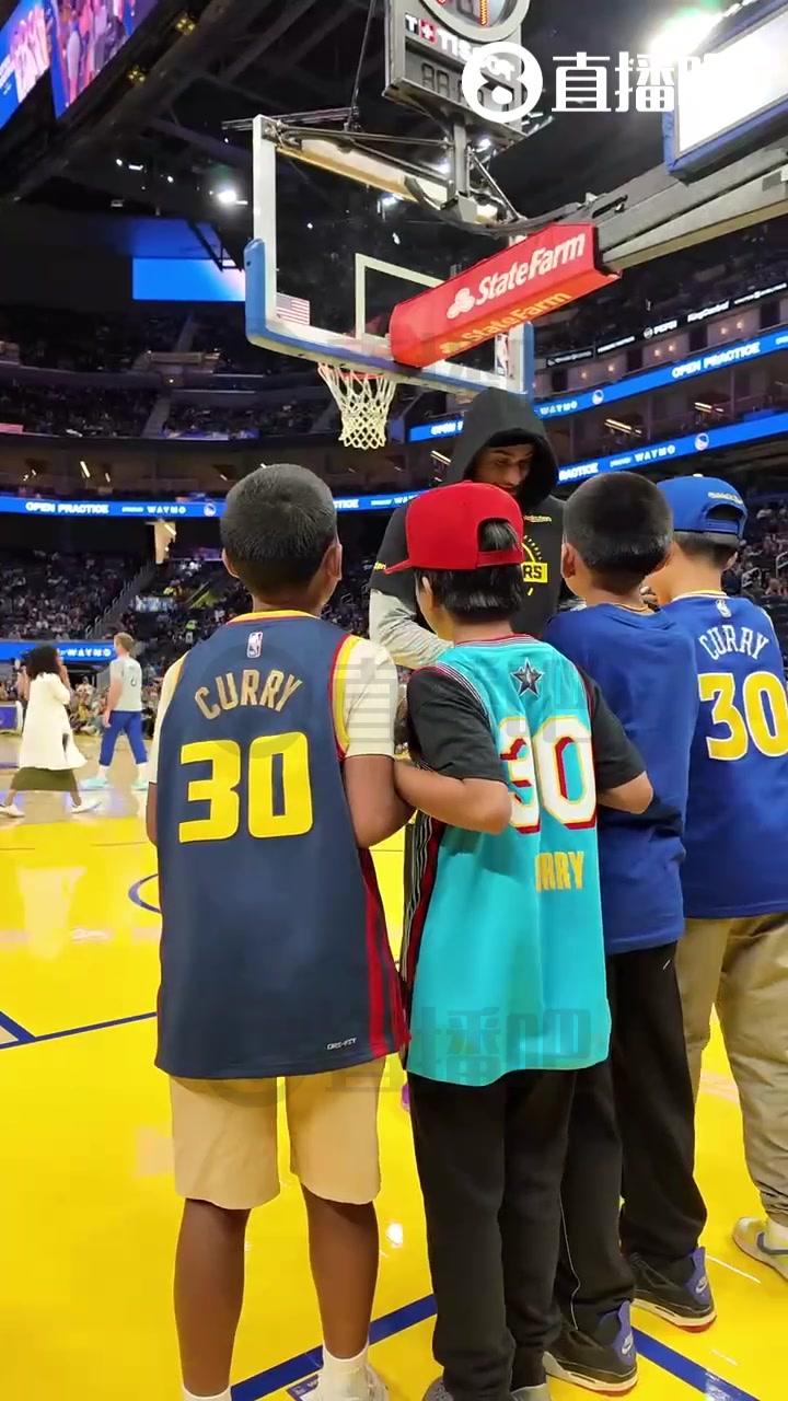 小盆友們似乎還不太興奮小佩頓笑瞇瞇給4位庫里小球迷簽名