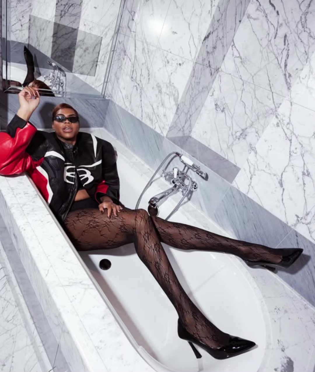 我敢拍你敢看嗎EJ醬最新黑絲高跟藝術(shù)照辣出新高度