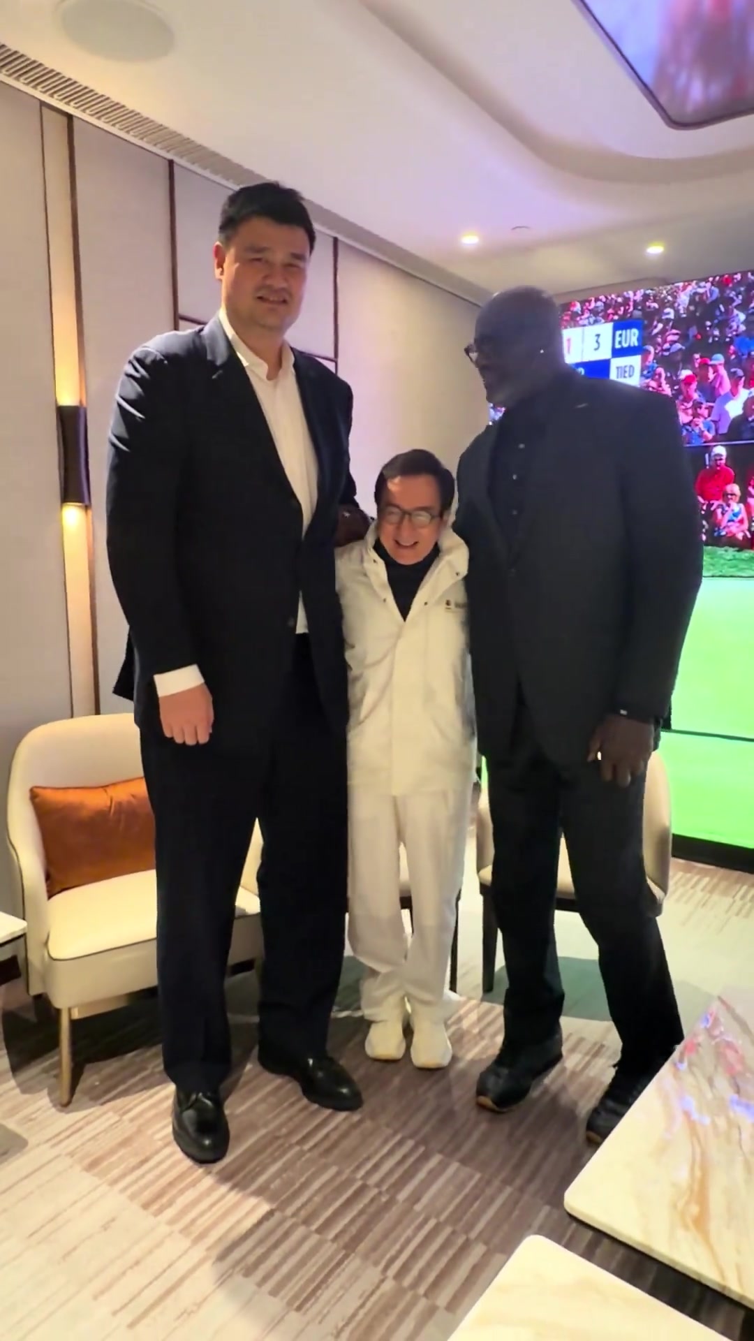 和姚明與成龍合影奧尼爾曬視頻一個時代的同框老友相見格外開心