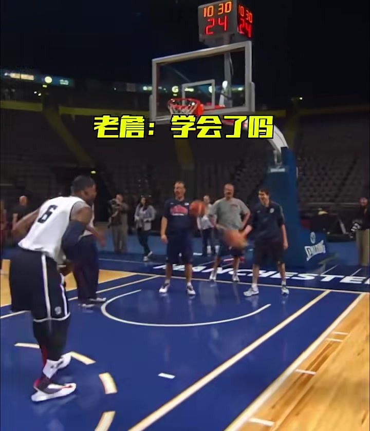詹姆斯現(xiàn)場教學杜蘭特勾手投籃場面很歡樂