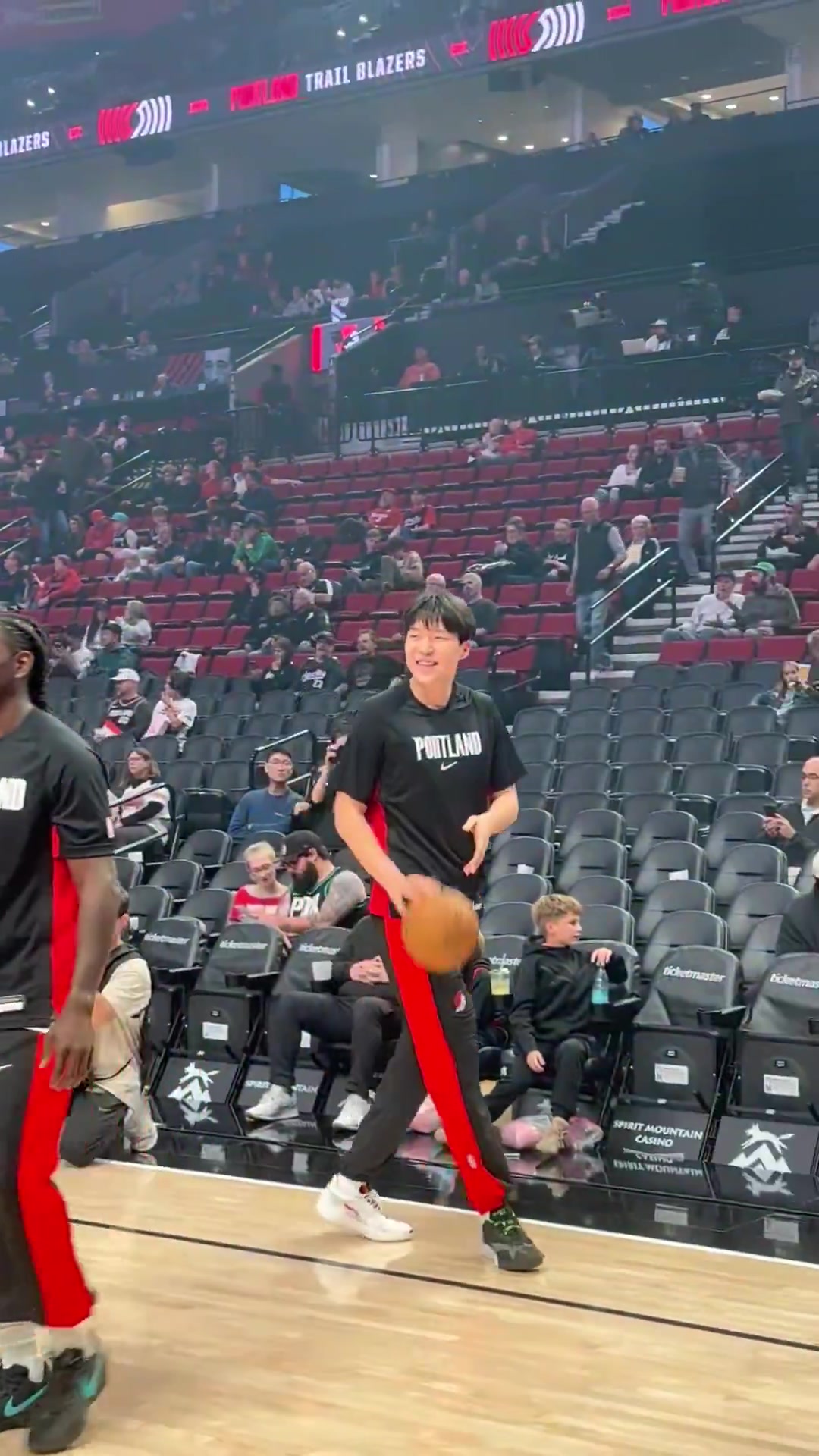 兩名場(chǎng)邊小球迷得到楊瀚森的回應(yīng)后笑得非常開心