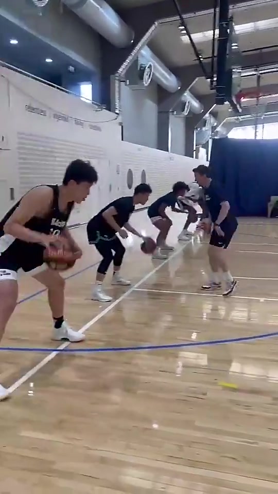 全是在打基礎(chǔ)楊瀚森昔日赴澳特訓(xùn)當(dāng)時(shí)運(yùn)球基本功還被網(wǎng)友嘲笑