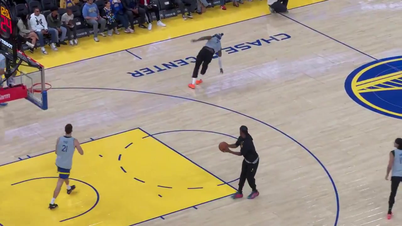 功夫不錯(cuò)希爾德訓(xùn)練中來了個(gè)側(cè)手翻隨后三分出手