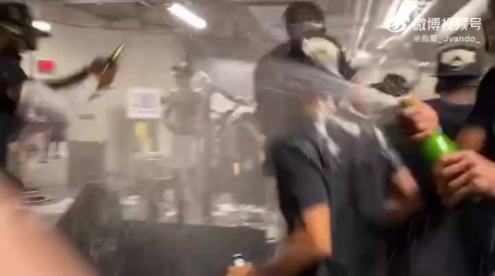 多少湖人球迷懷念20年園區(qū)奪冠后濃眉等人開香檳慶祝