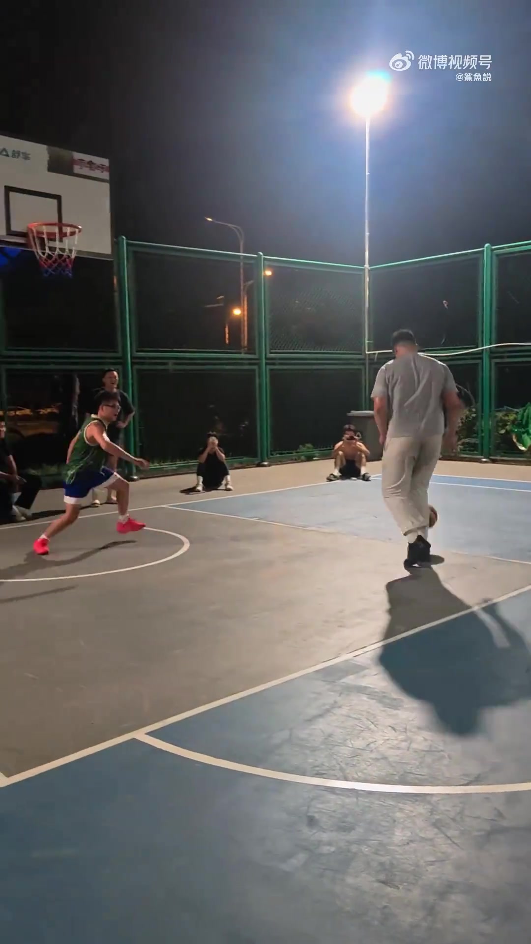 這個視頻是不是很好的證明了奧尼爾打1v1就是無敵的