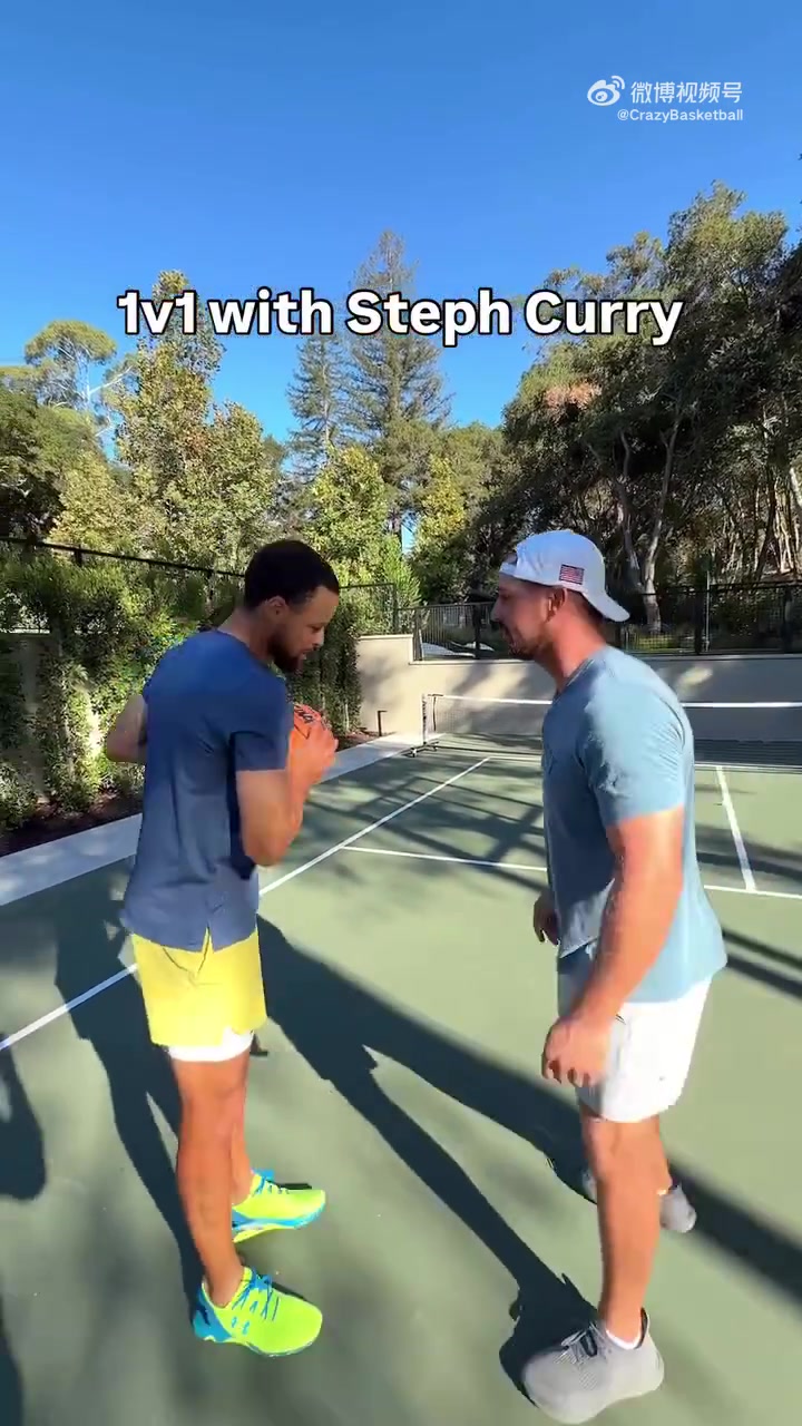 這就完了普通人和庫里單挑真是毫無體驗(yàn)感的一件事