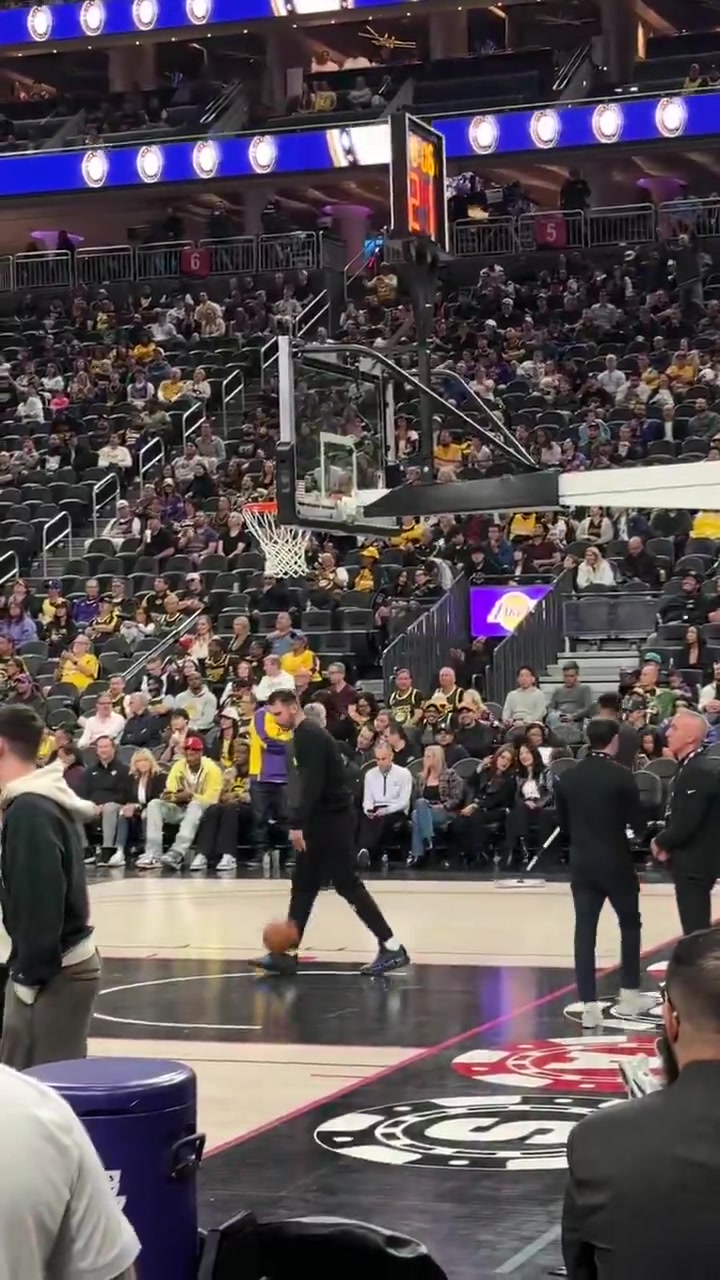 場(chǎng)下觀戰(zhàn)手癢啊暫停期間東契奇跑上場(chǎng)偷練花式打板投籃