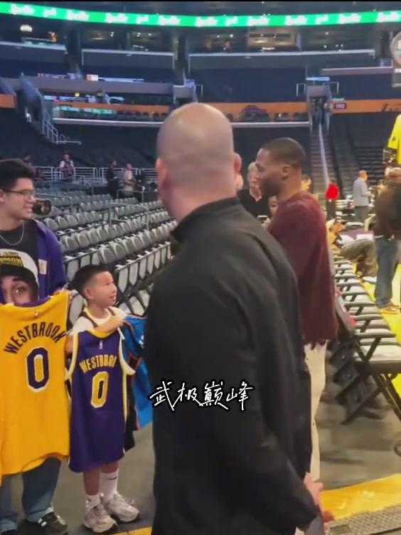 威少重返湖人主場(chǎng)為球迷簽名這是不愿意簽湖人球衣嗎