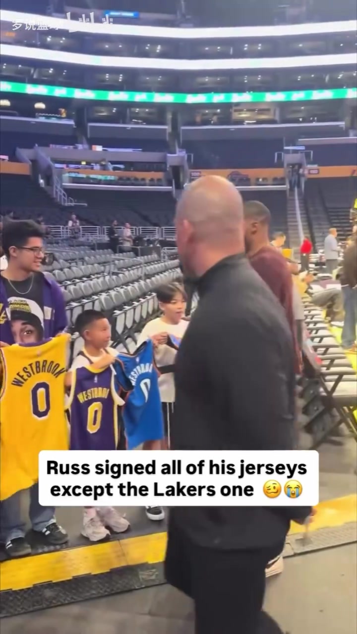 唯獨(dú)不簽湖人威少給球迷簽球衣對(duì)昔日球隊(duì)的喜惡顯而易見(jiàn)
