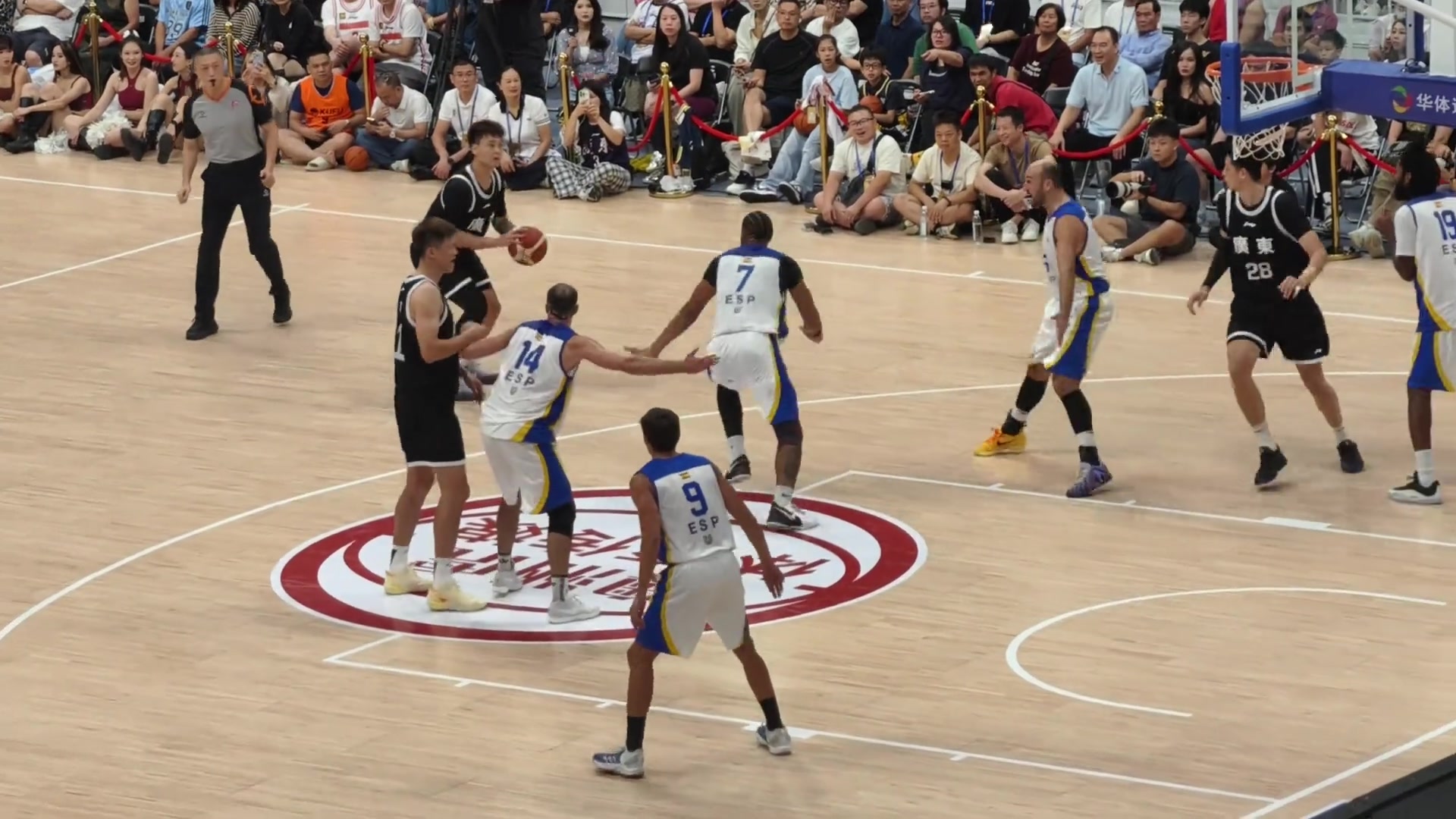 還是熟悉的周隊(duì)周鵬場(chǎng)上因?qū)κ中?dòng)作直接一拳干翻對(duì)手