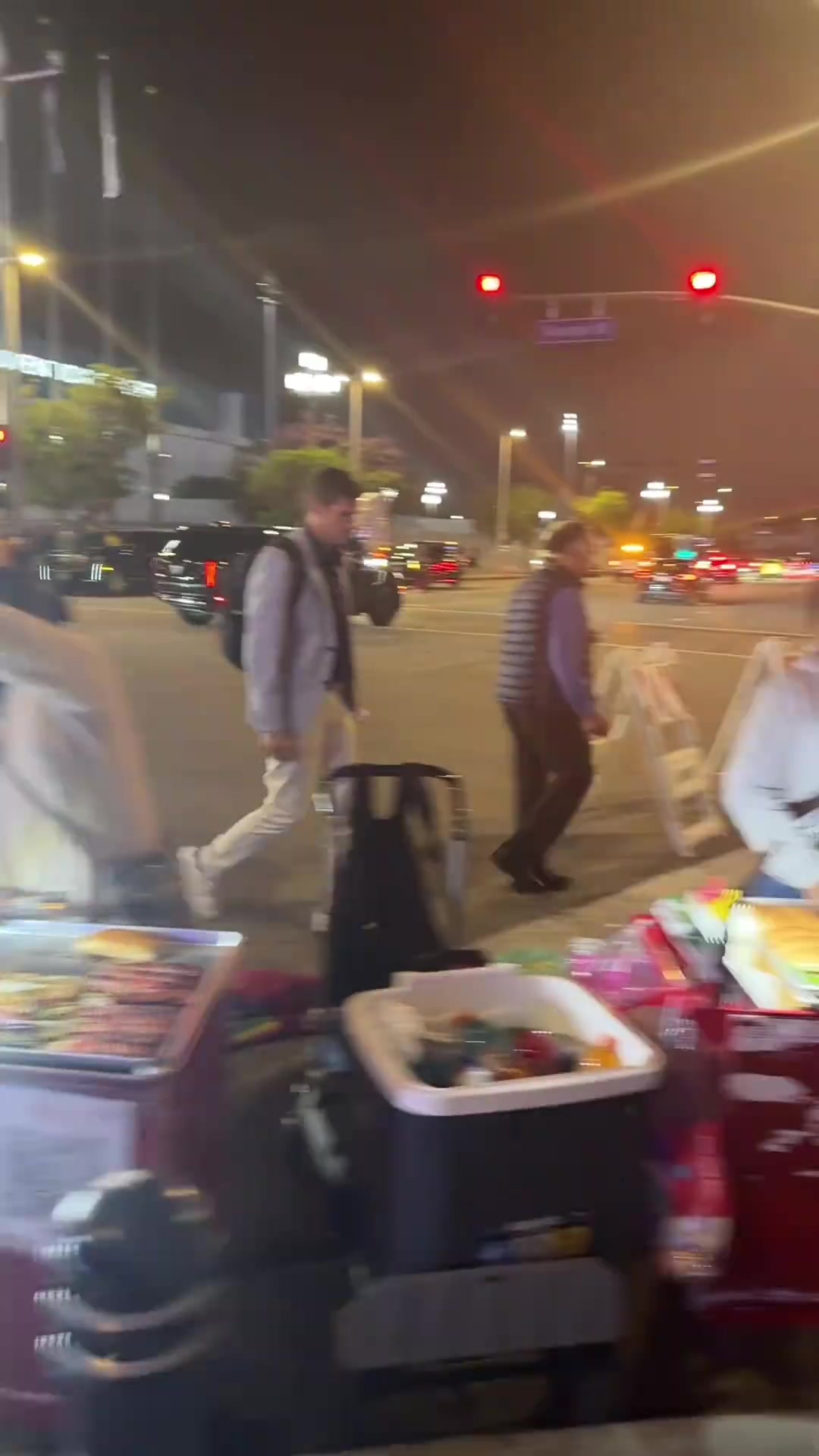 這么多擺地?cái)偟陌≈芰岚埠溯斀o勇士球館外還是很熱鬧