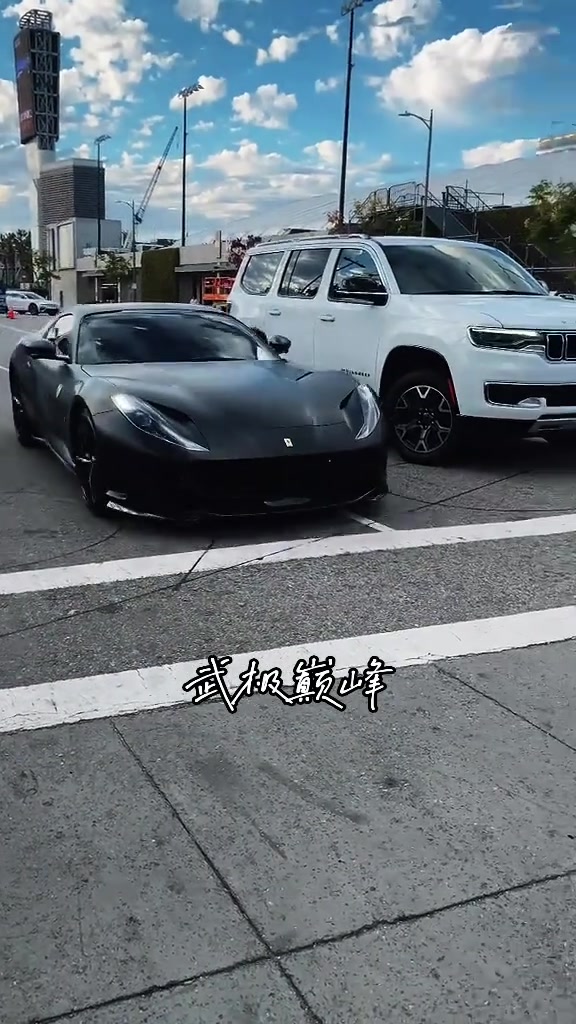 豪車啊網(wǎng)友偶遇布朗尼開(kāi)著新?lián)Q的法拉利812來(lái)到球館