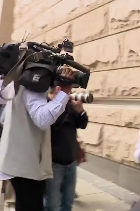 兩回事比盧普斯周四下午離開聯(lián)邦法院 因洗錢和電信欺詐指控出庭受審