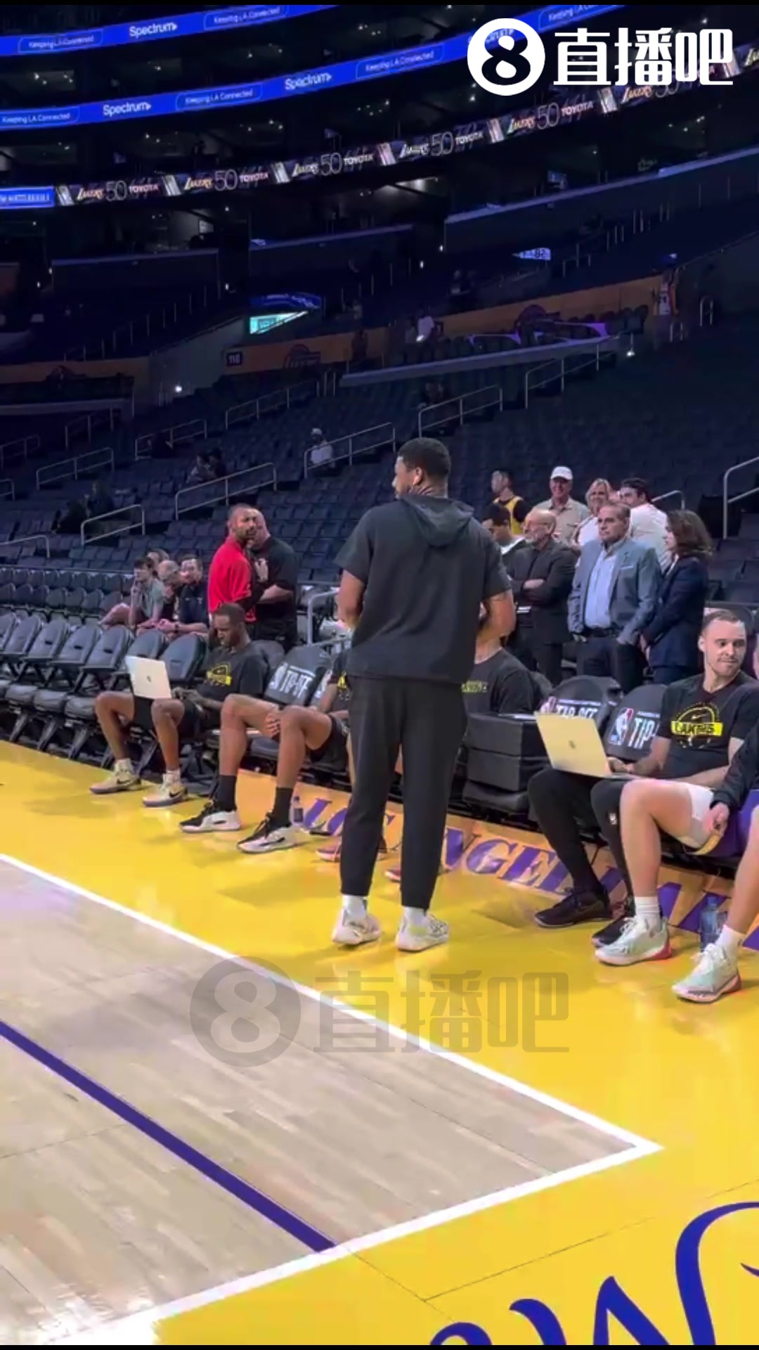 被你蒙進(jìn)了斯瑪特在替補(bǔ)席背對(duì)籃筐扔進(jìn)三分