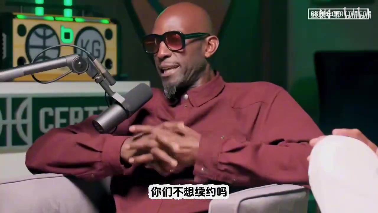 真敢說(shuō)啊加內(nèi)特詹姆斯像是通過(guò)詐傷表達(dá)沒(méi)能續(xù)約湖人的不滿