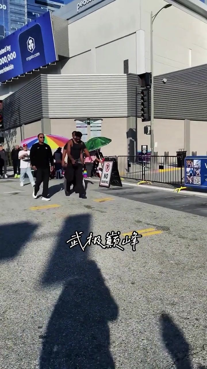 森林狼客場挑戰(zhàn)湖人賽前愛德華茲步行前往湖人球館... 森林狼客場挑戰(zhàn)湖人賽前愛德華茲步行前往湖人球館...