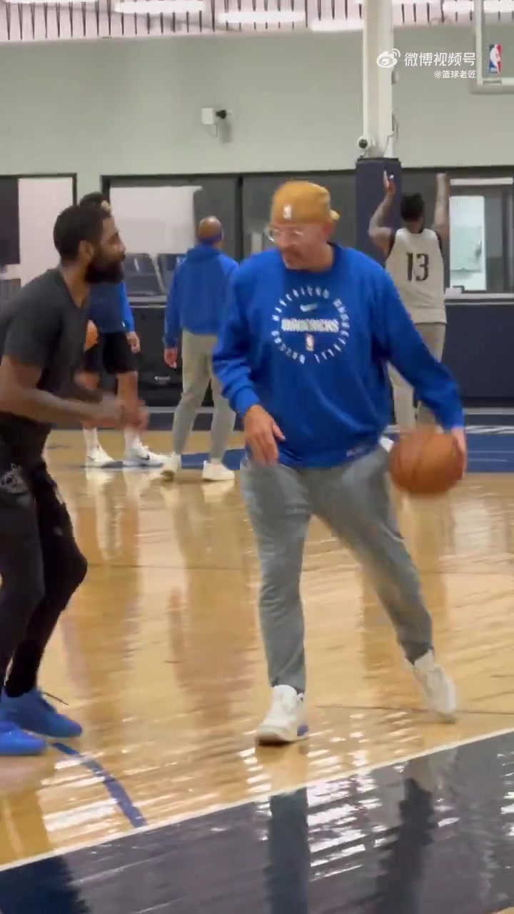 兩個(gè)歷史級控衛(wèi)基德在訓(xùn)練中推土機(jī)背打歐文滿滿的都是歡樂