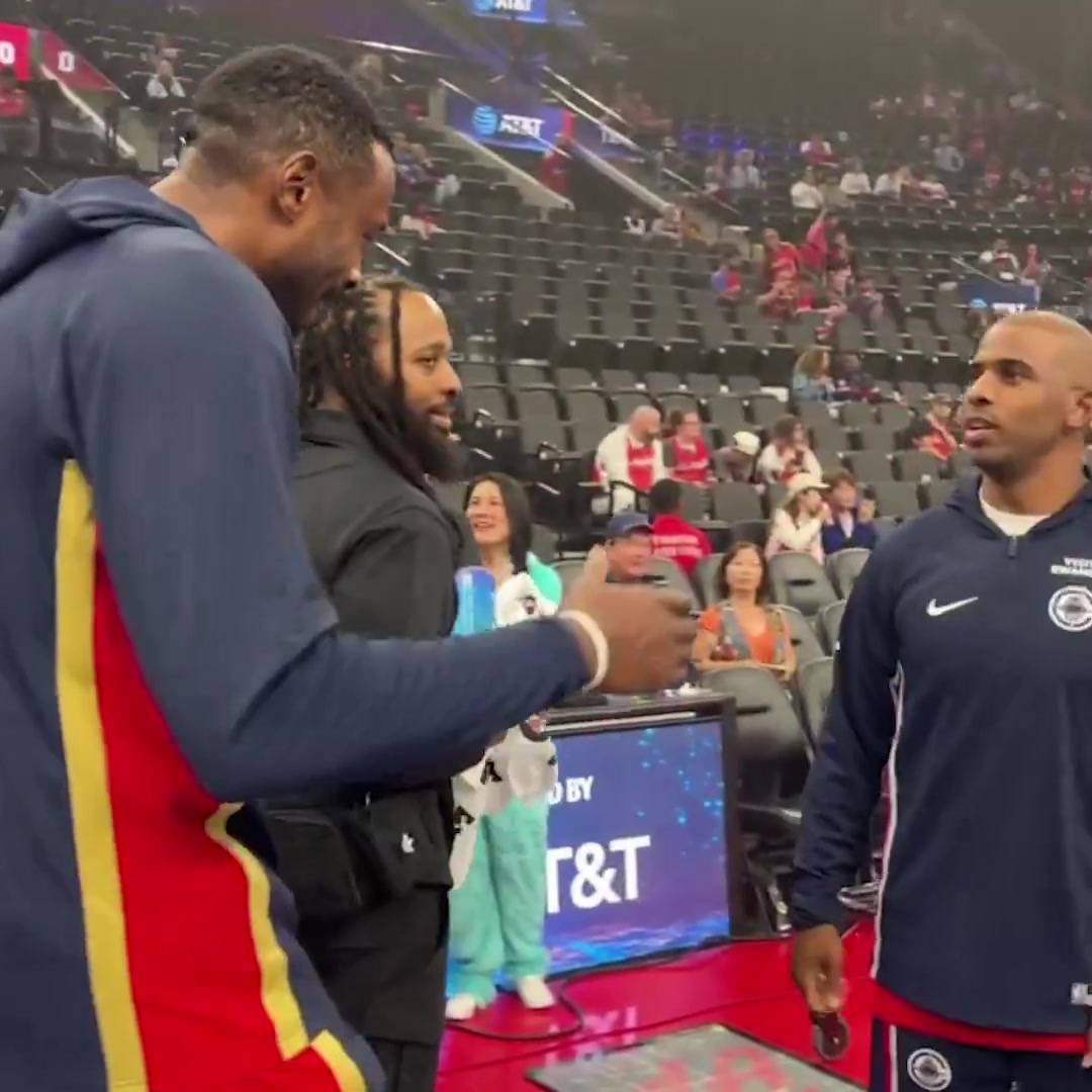 寸頭造型小喬丹與空接之城老搭檔保羅擁抱致意開心聊天 寸頭造型小喬丹與空接之城老搭檔保羅擁抱致意開心聊天