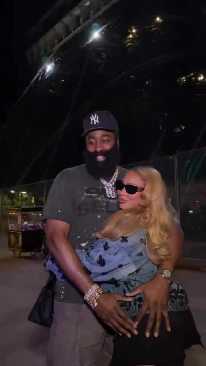 登哥萬(wàn)圣節(jié)與女友甜蜜相擁女友小鳥(niǎo)依人 登哥萬(wàn)圣節(jié)與女友甜蜜相擁女友小鳥(niǎo)依人