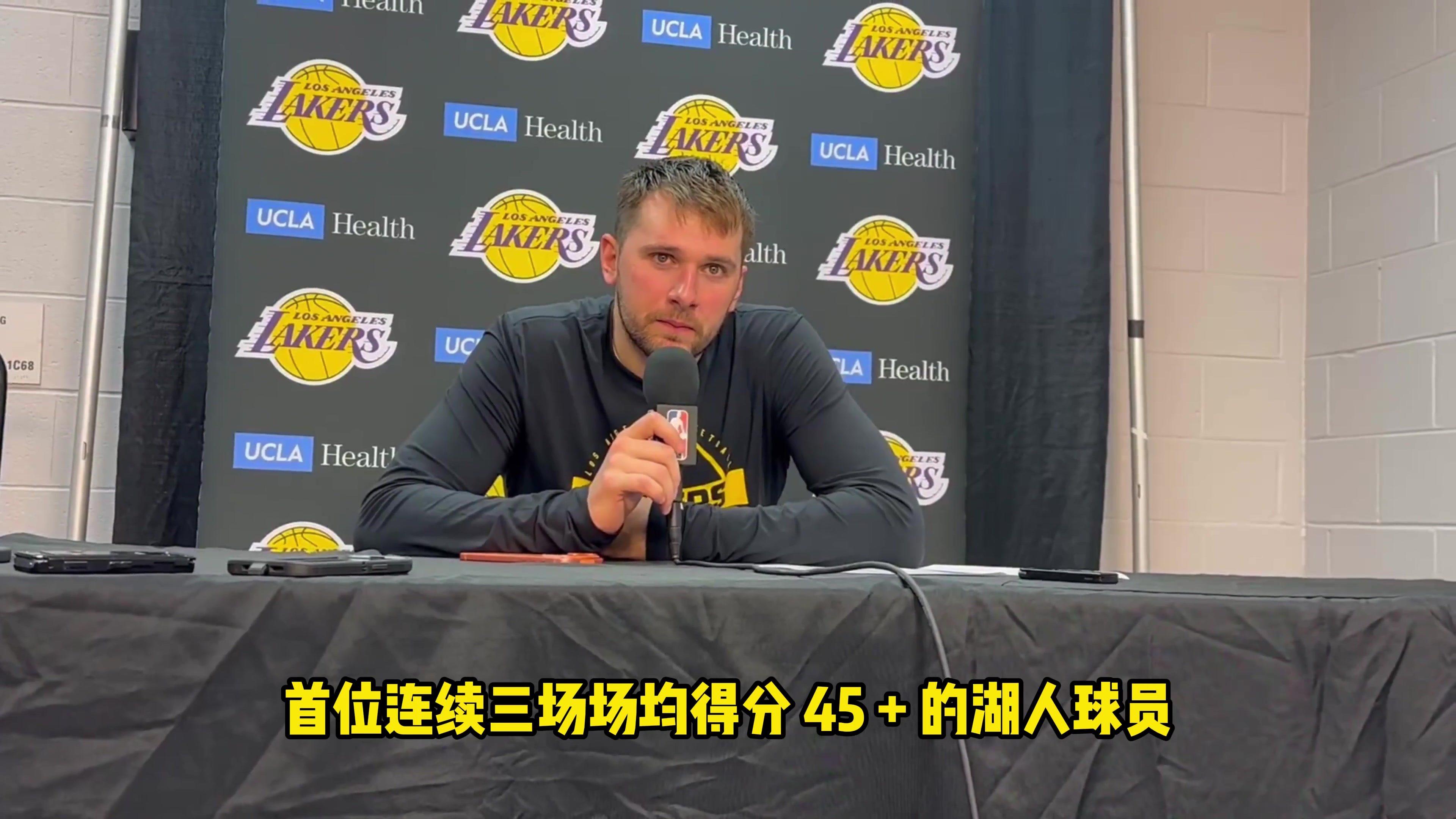 笑死記者里夫斯說你能場(chǎng)均40東契奇里夫斯是蠢貨