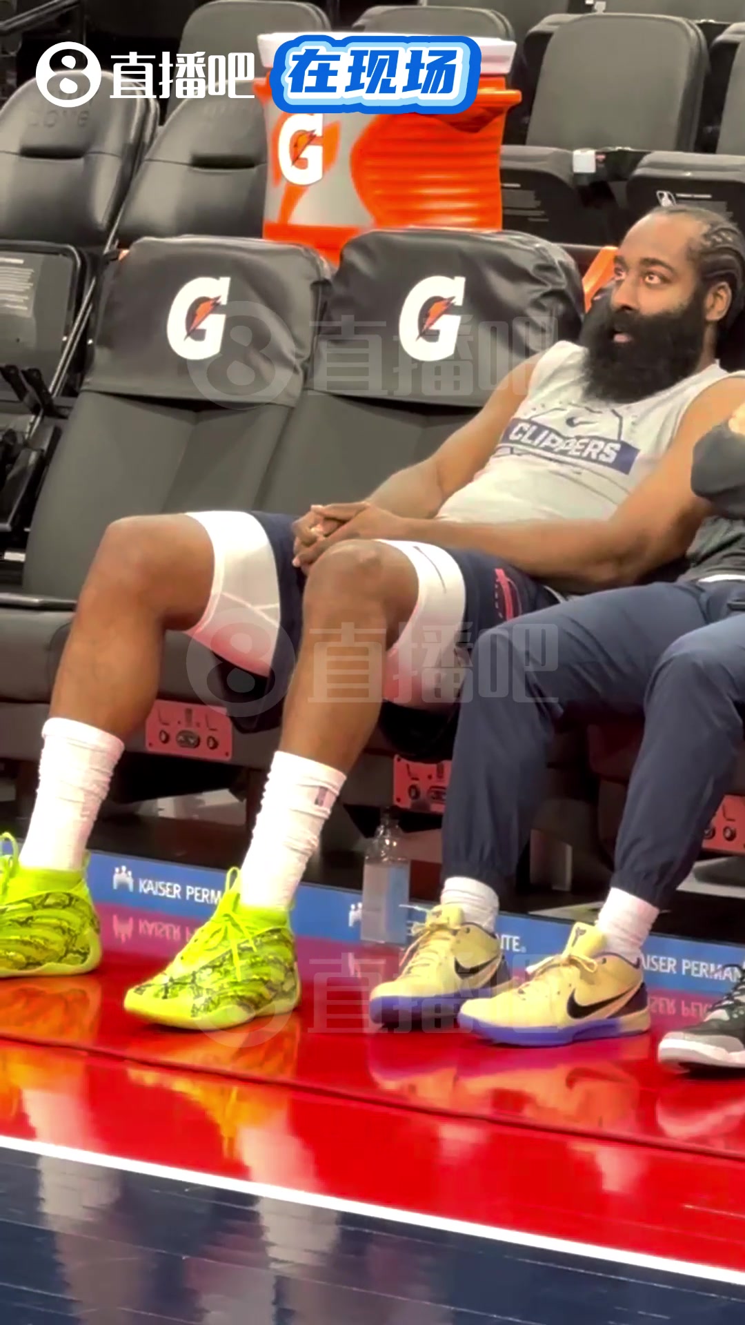 這球鞋配色如何登哥賽前在板凳上癱著發(fā)呆很愜意啊 這球鞋配色如何登哥賽前在板凳上癱著發(fā)呆很愜意啊