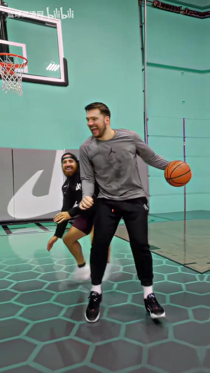 不僅是節(jié)奏而是藝術(shù)慢鏡頭看東契奇的進(jìn)攻簡(jiǎn)直得分如喝水啊