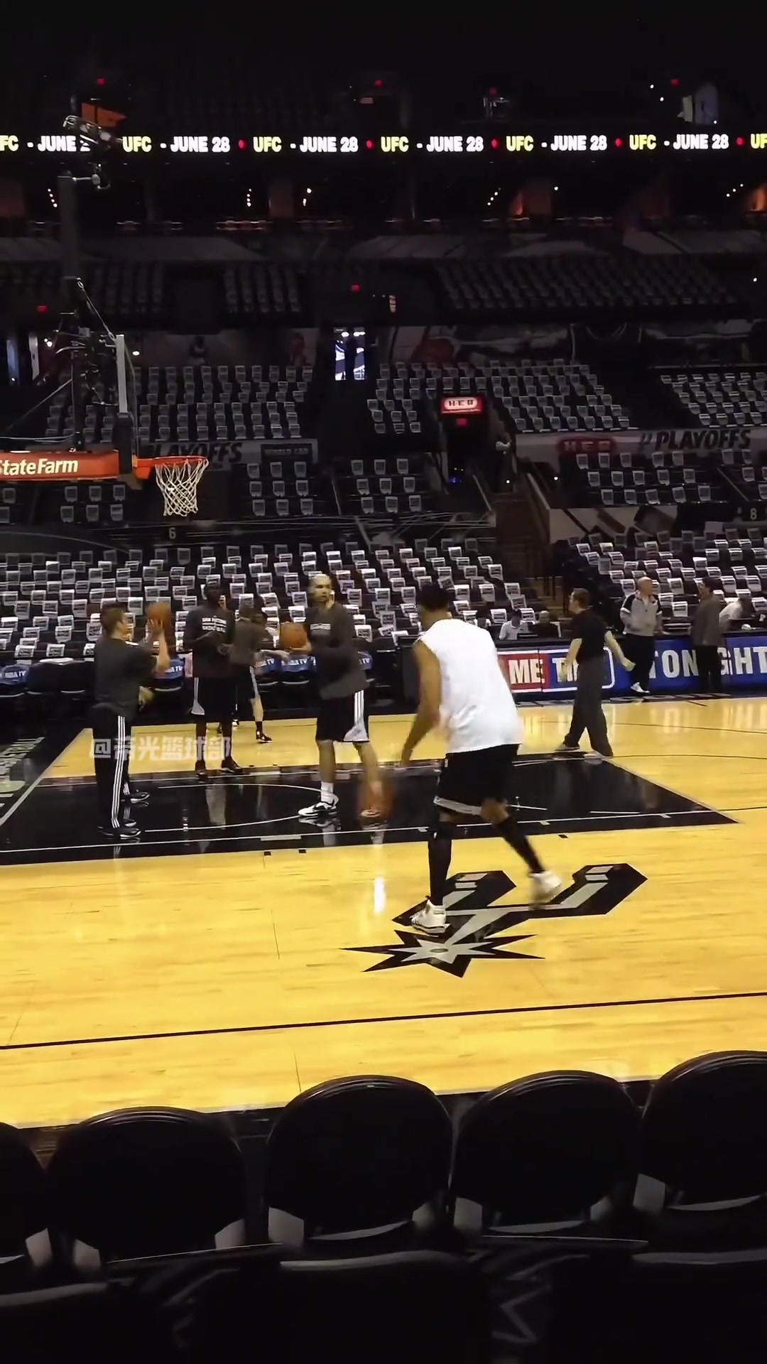 早期鄧肯賽前投籃訓(xùn)練 逮住機(jī)會就是一記精準(zhǔn)打板