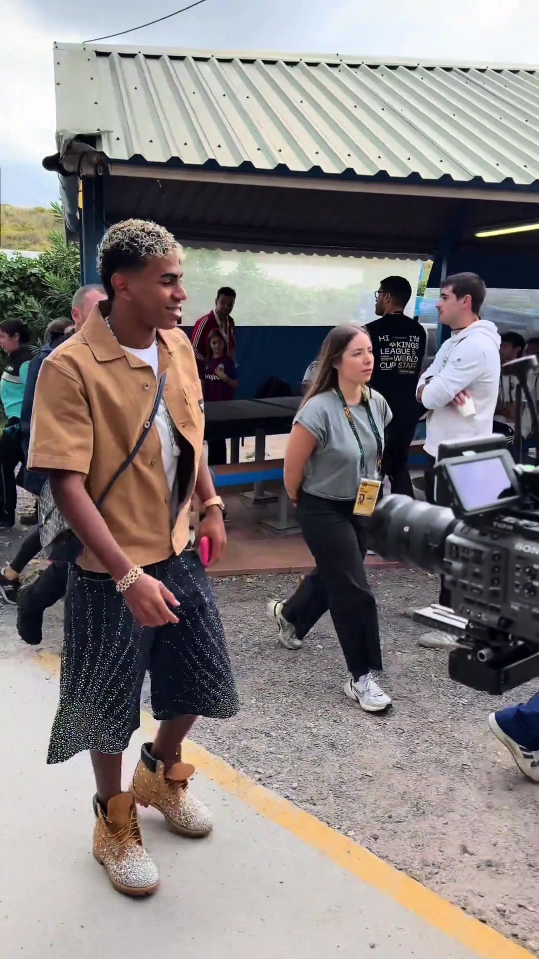 亞馬爾帶著女友現(xiàn)身國(guó)王聯(lián)賽剛才有人說他女朋友像帶假發(fā)的福登