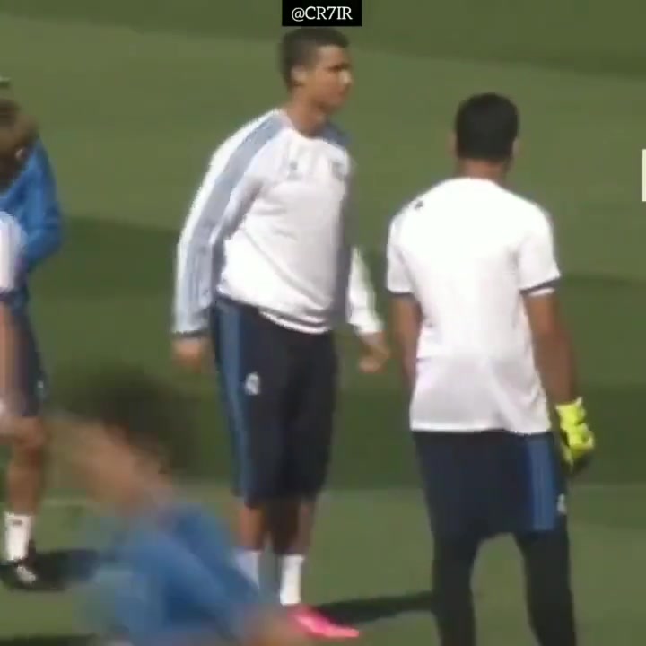 當C羅擁抱馬塞洛后其他隊友都嫉妒了