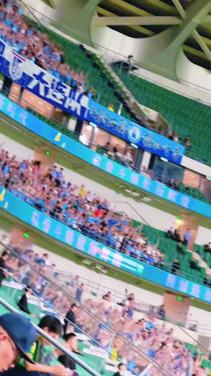 很有氣勢(shì)實(shí)拍大連遠(yuǎn)征軍做客工體三層看臺(tái)座無(wú)虛席