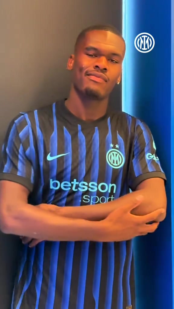 兒純夢國米官推曬出新援博尼小時候身著國米球衣照片