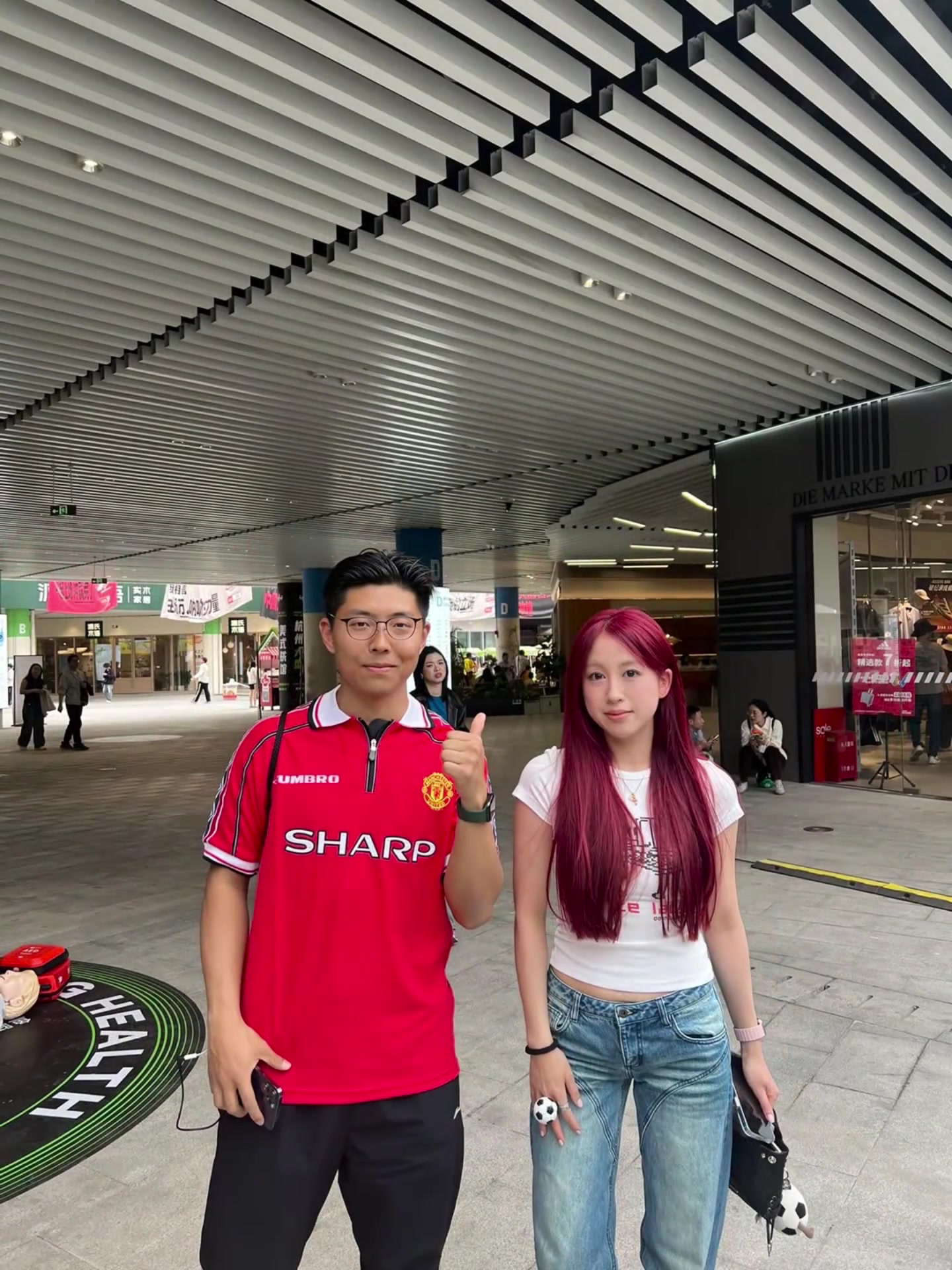 路人和韋世豪老婆合照但這街拍的質(zhì)量是真的一點圖都不修嘛