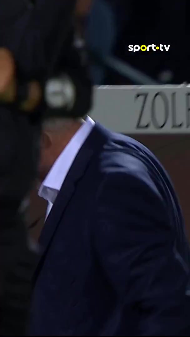 玩嗨了穆里尼奧回歸本菲卡首秀場邊上演撲球動作