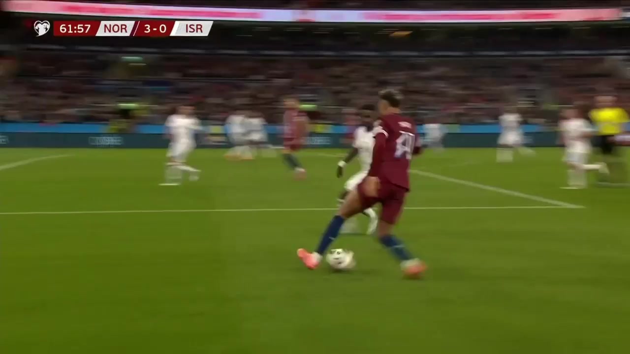 頭球轟炸哈蘭德高高躍起力壓后衛(wèi)頭球暴力破門