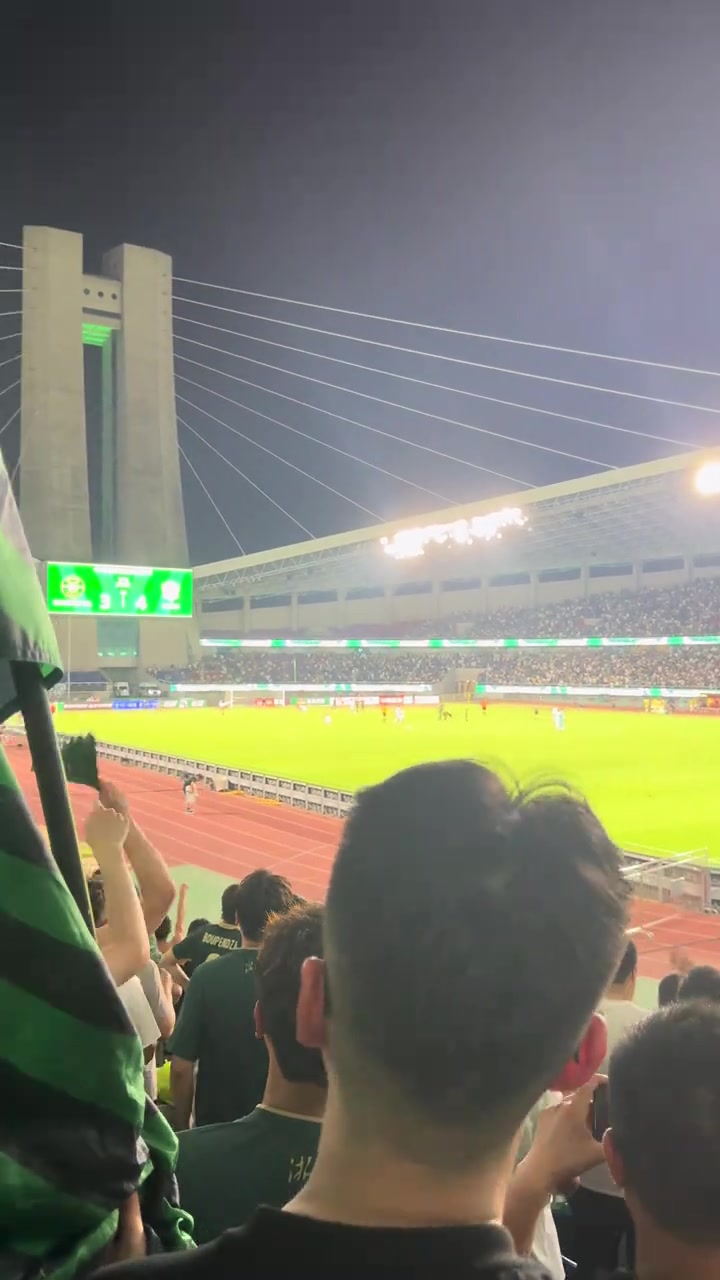 少打一人后慘遭國安逆轉(zhuǎn)憤怒的浙江球迷看臺(tái)高喊黑哨