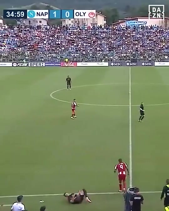 帶頭大哥看到自己球員被放倒孔蒂氣憤沖入球場與對手發(fā)生沖突