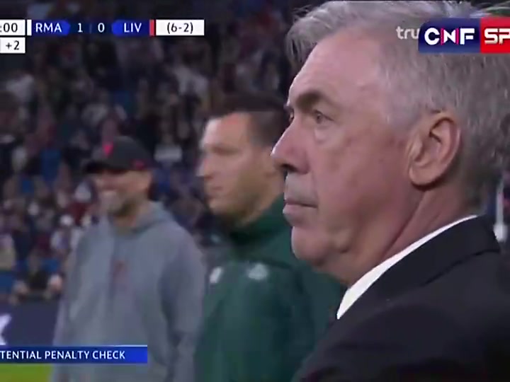 皇馬6-2利物浦克洛普對著安帥方向苦笑