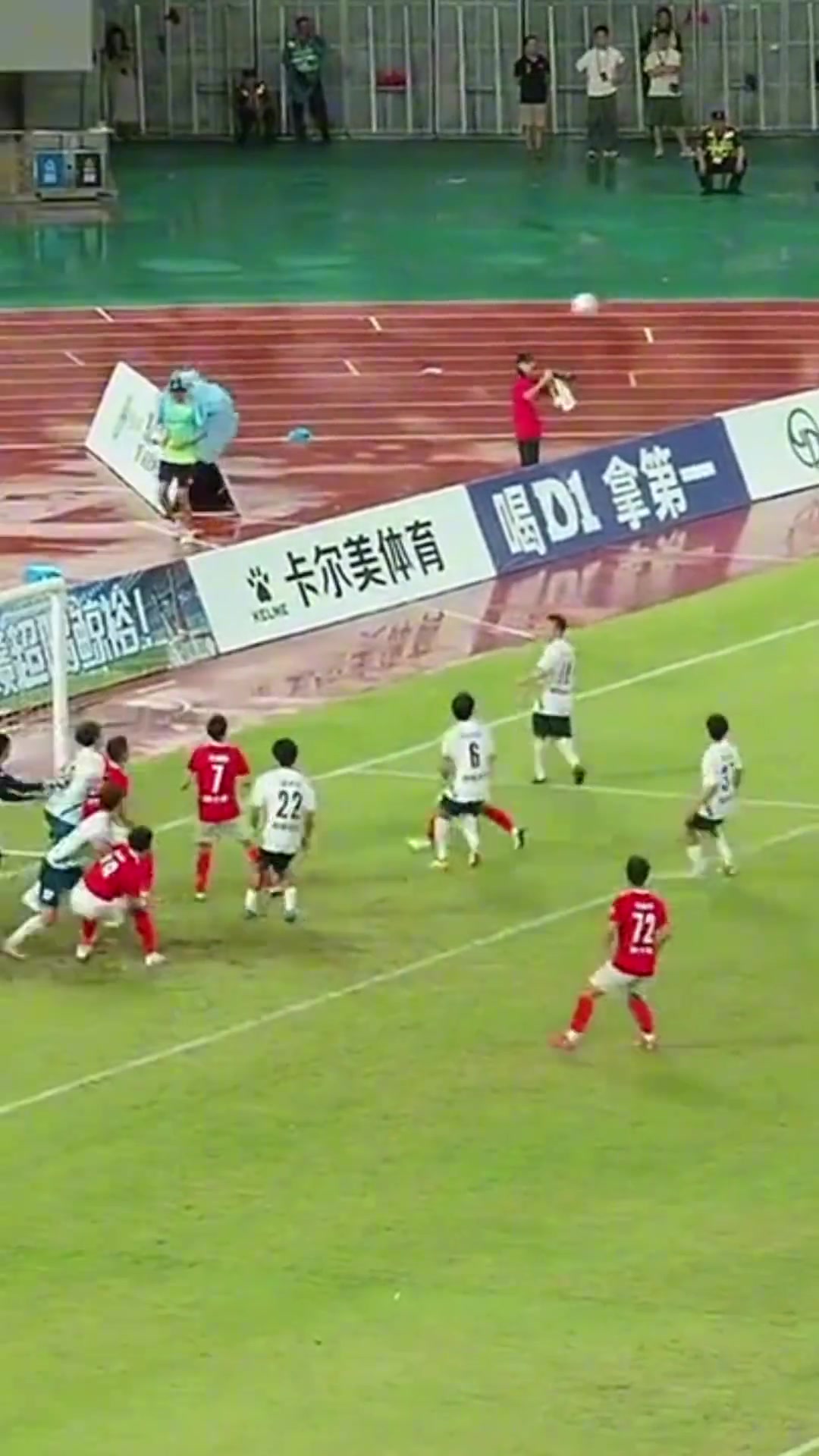 神仙球贛超驚現(xiàn)角球圓月彎刀直接破門球員腹肌練得真棒