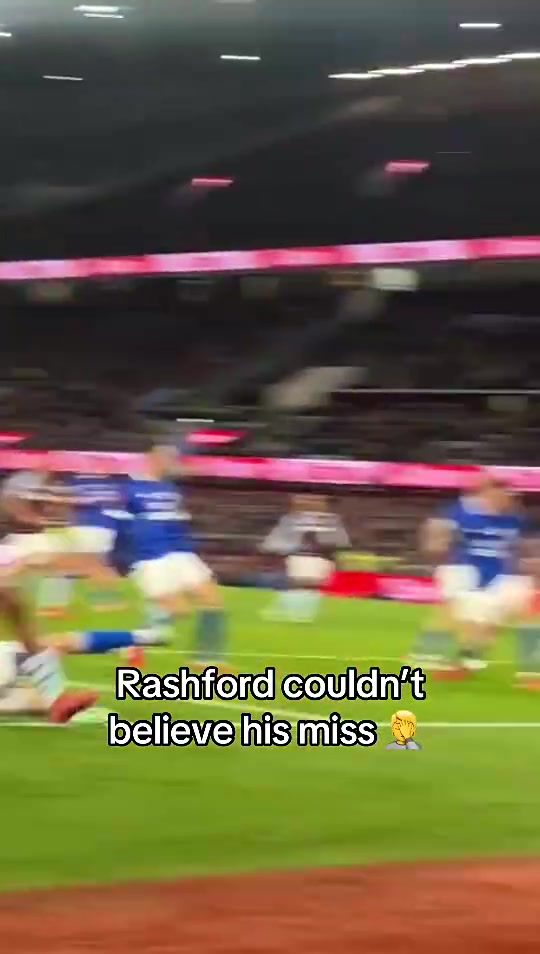 拉什福德此前錯失超級大空門維拉公園現(xiàn)場球迷不免驚聲吶喊