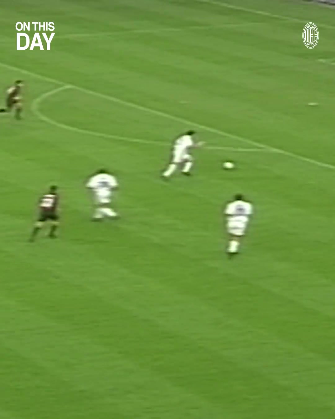 每個(gè)故事都有一個(gè)開始因扎吉為AC 米蘭打進(jìn)了他的第一個(gè)進(jìn)球