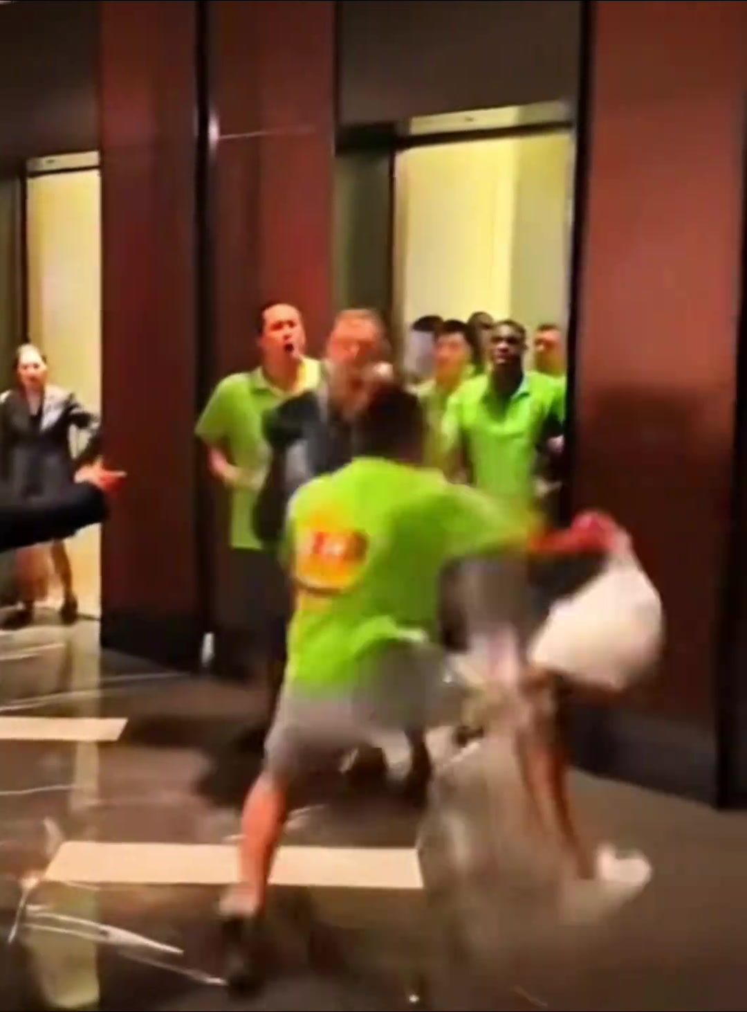 網(wǎng)友用Ai整活國安球員和球迷酒店對峙的情況是這樣的