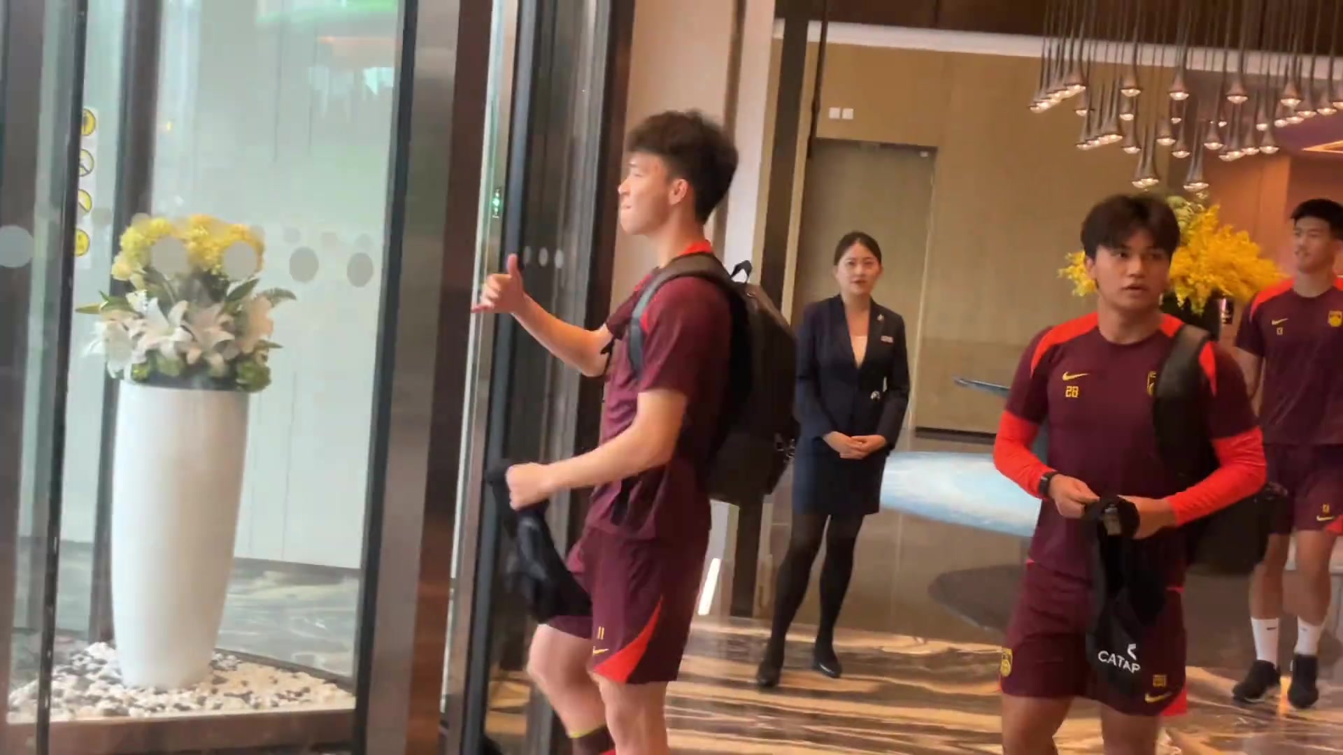 王鈺棟和蒯紀(jì)聞現(xiàn)身酒店老蒯這么親人啊聽到聲就來簽名了