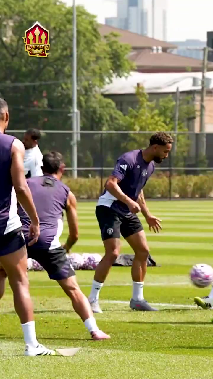 曼聯(lián)隊(duì)內(nèi)搶圈訓(xùn)練庫尼亞認(rèn)為自己沒輸與隊(duì)長發(fā)生肢體接觸