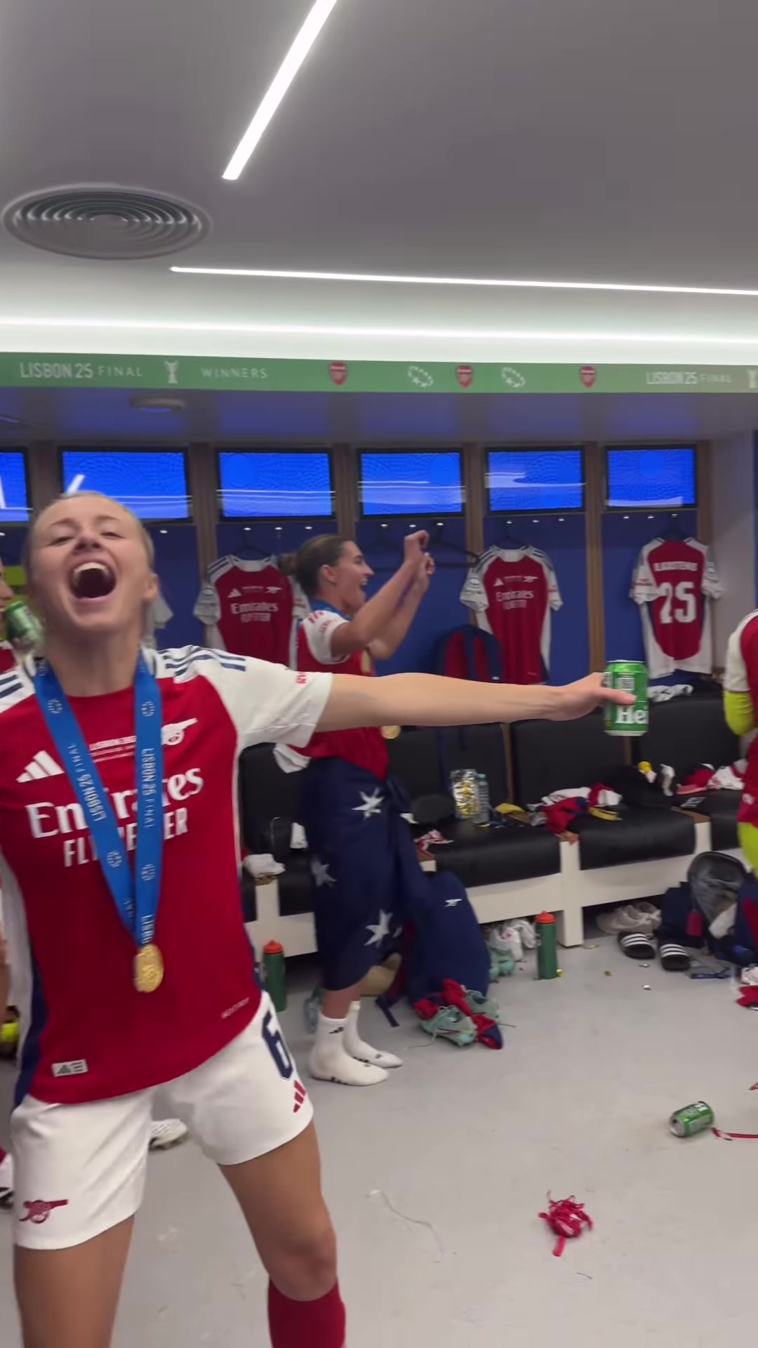 妖嬈時(shí)刻阿森納女足奪歐冠后在更衣室開派對集體扭起了胯